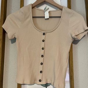 H&M beige cropped tee. Size small.